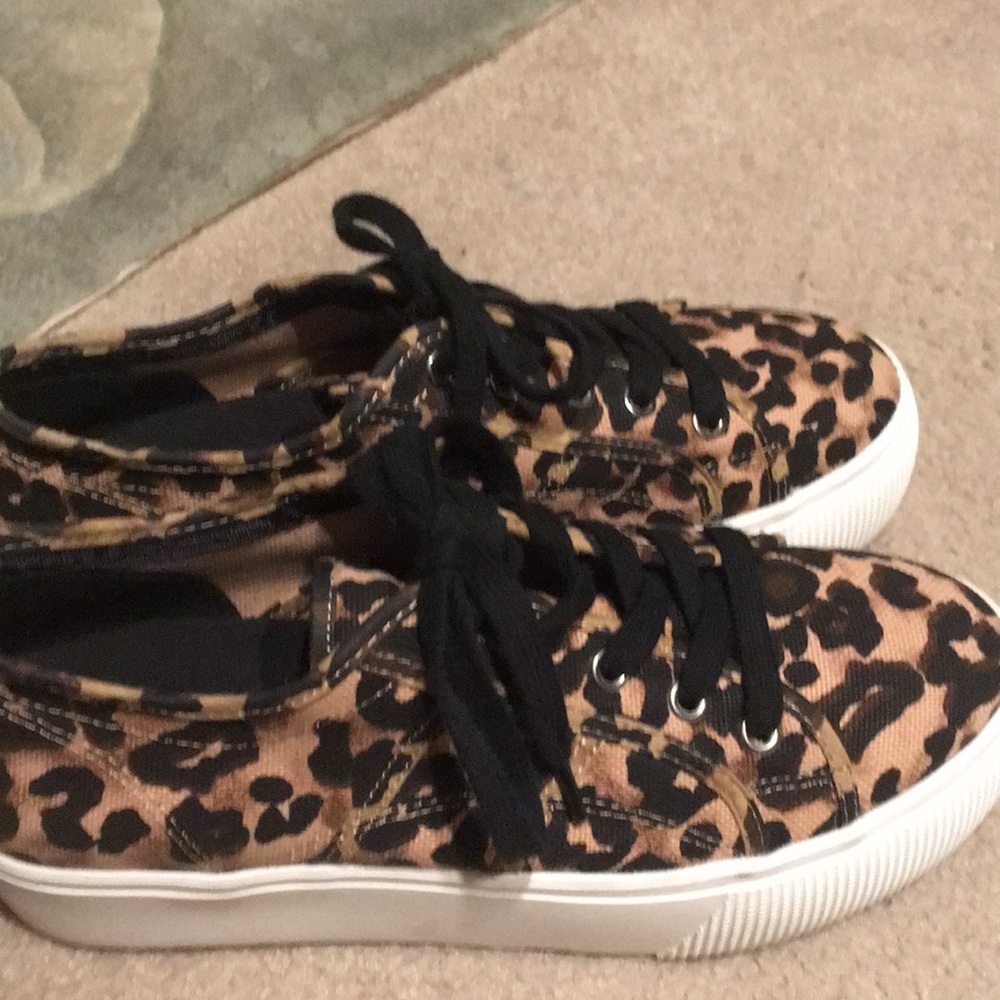 Steve Madden leopard platform, lace up